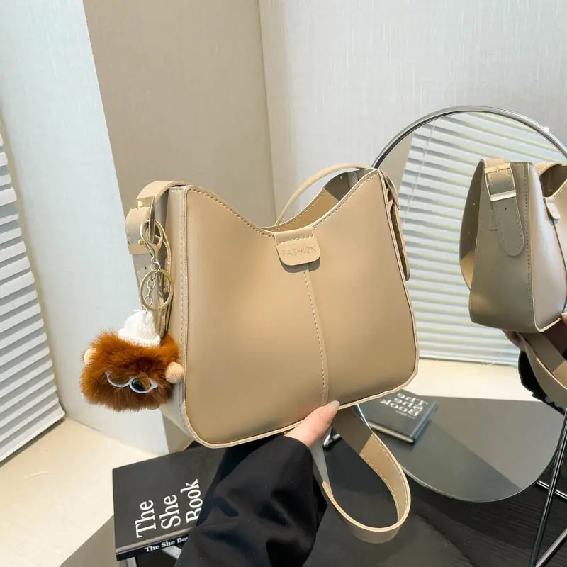 White Western Style Crossbody Bag with Pendant - Image 10