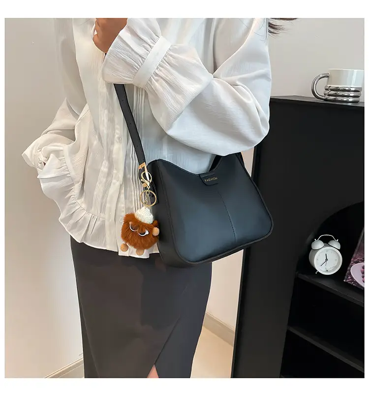 White Western Style Crossbody Bag with Pendant — feature 11