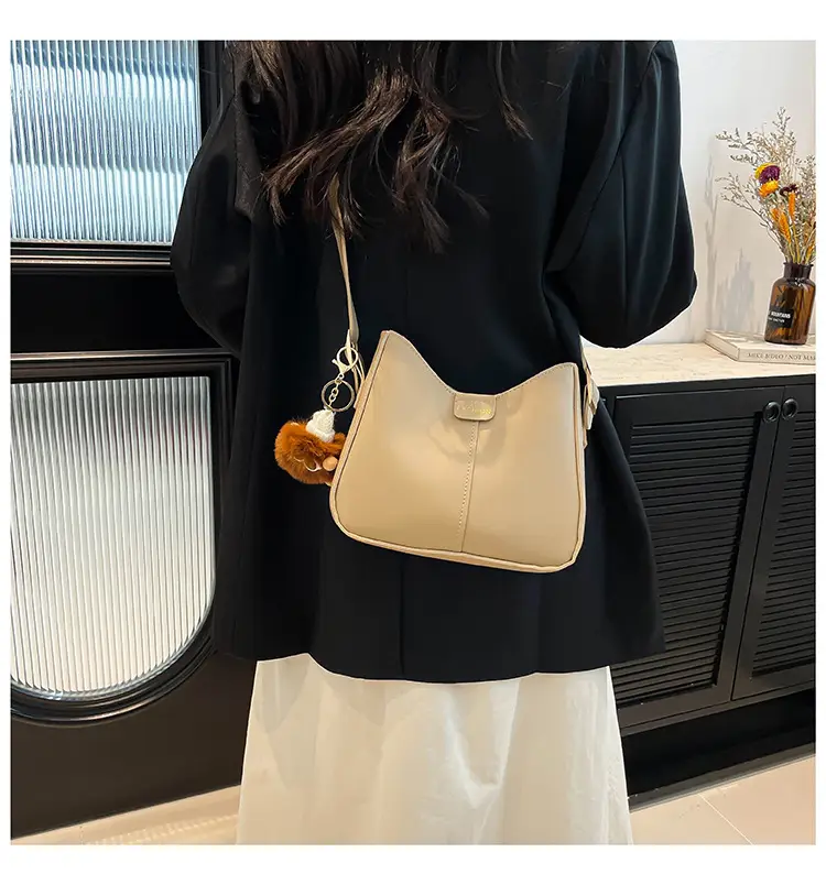 White Western Style Crossbody Bag with Pendant — feature 17