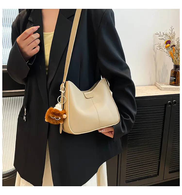 White Western Style Crossbody Bag with Pendant — feature 19