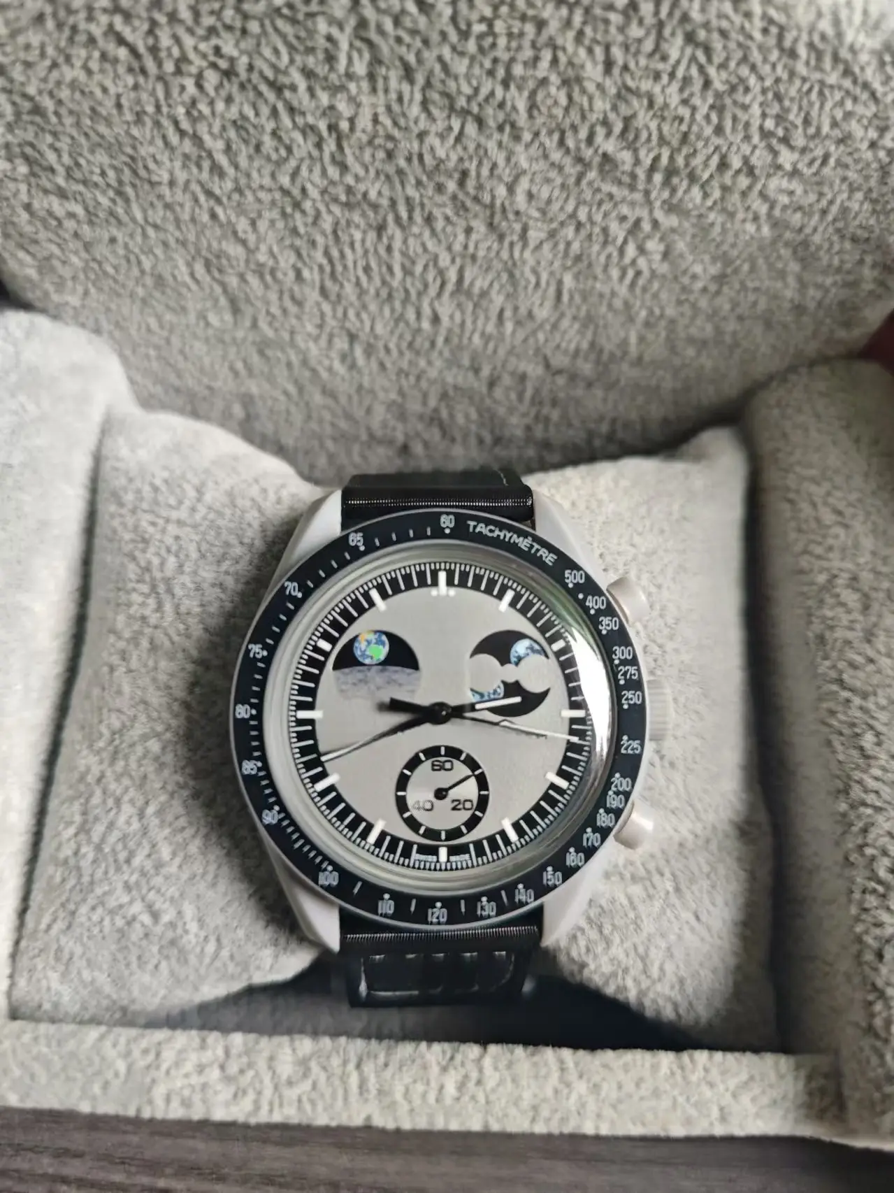 European Quartz Watch with Red Dial and Green Strap - Image 9