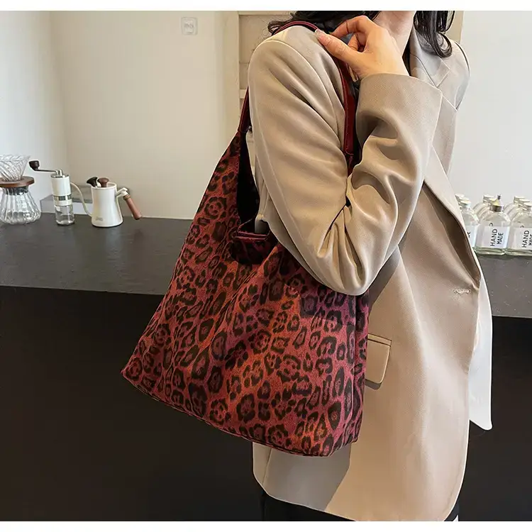 Leopard Print Large Capacity Women's Shoulder Bag 2024 — feature 42