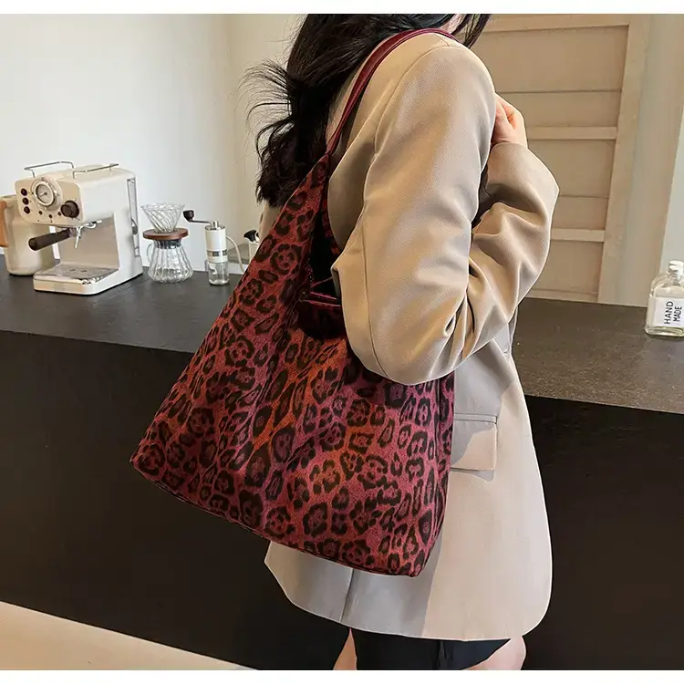 Leopard Print Large Capacity Women's Shoulder Bag 2024 — feature 43