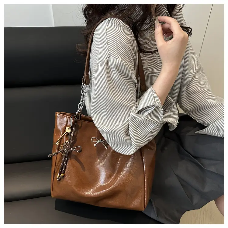Vintage Oil Wax Leather Tote Bag Women Large Capacity Shoulder Bag — feature 11
