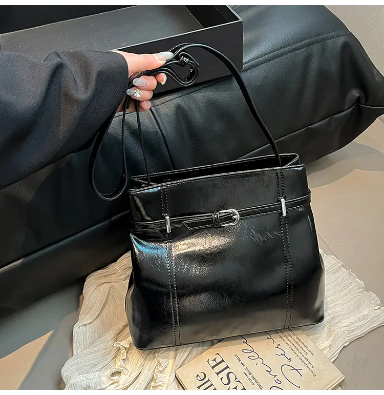 Silver Leather Commuter Bag for Women 2025 Spring Summer — feature 12