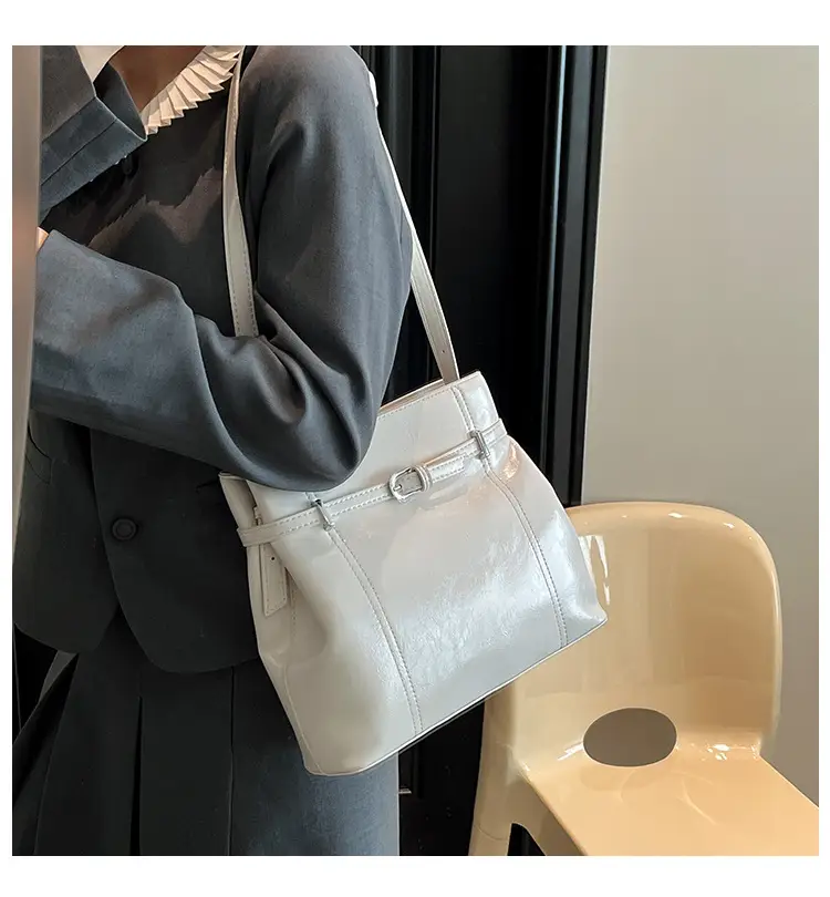 Silver Leather Commuter Bag for Women 2025 Spring Summer — feature 2