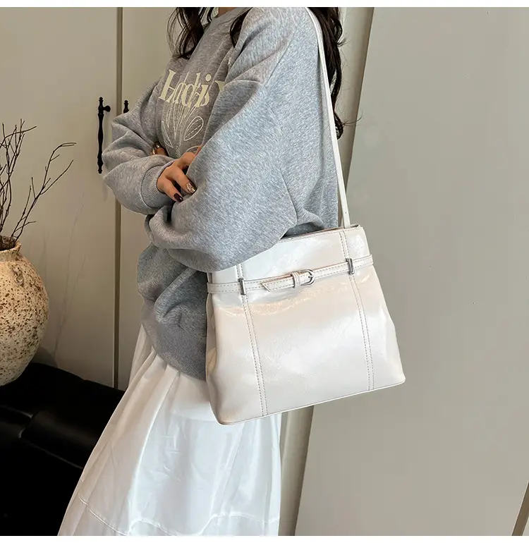 Silver Leather Commuter Bag for Women 2025 Spring Summer — feature 22