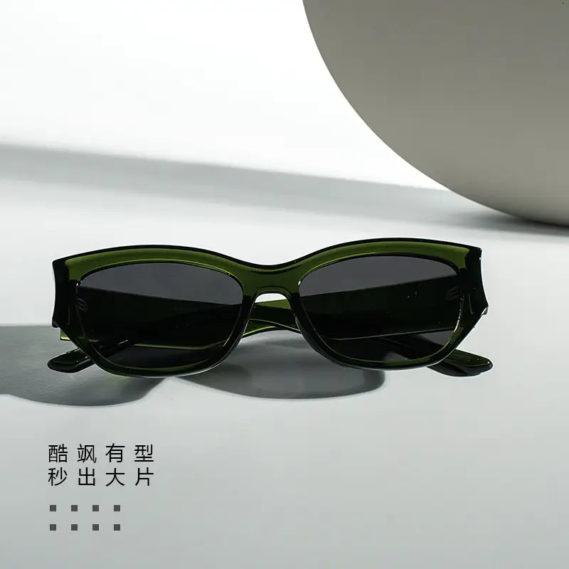 80373Y2K Black Sports Sunglasses with Dark Lens - Image 9