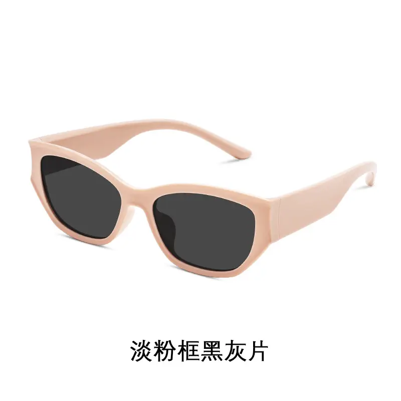 80373Y2K Black Sports Sunglasses with Dark Lens - Image 3