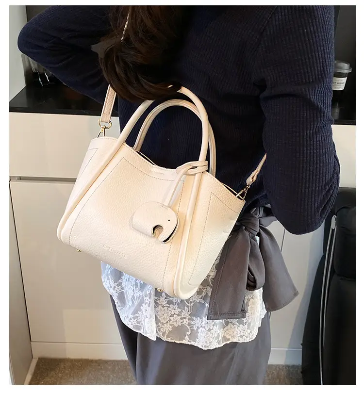 Vintage Fashion Large Capacity Tote Bag Women's 2025 Spring New Fashionable Casual Shoulder Bag Solid Color Simple Crossbody Bag — feature 2