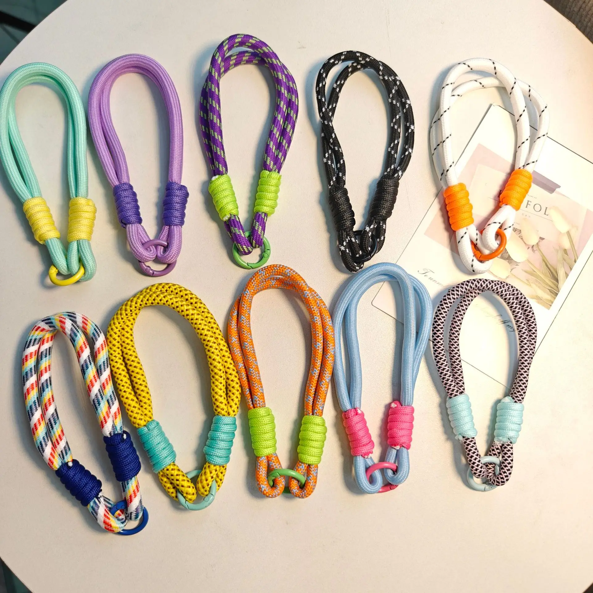 Green Woven Anti-Lost Mobile Phone Lanyard — feature 2