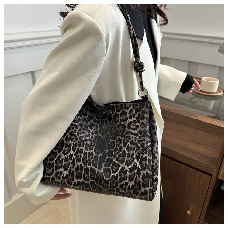 Women Leopard Print Crossbody Bag Large Capacity 2025 — feature 14