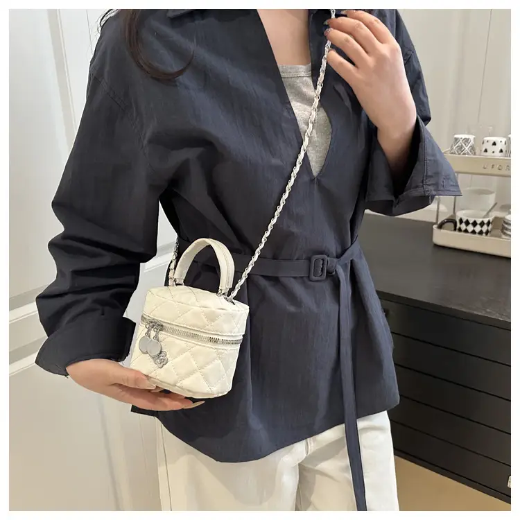Black Diamond Plaid Chain Mini Shoulder Bag Women — feature 38