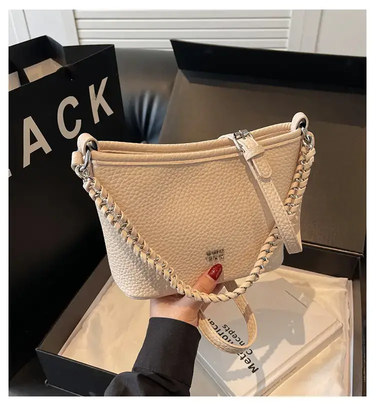 Women's Chain Crossbody Bag Beige 2025 Trendy — feature 1