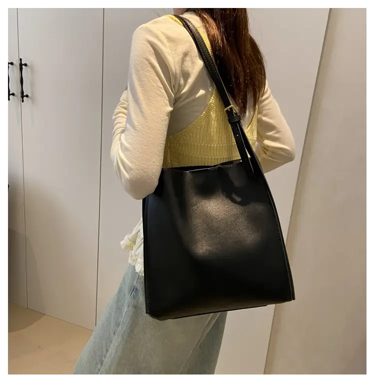 Women Large Brown Leather Shoulder Bag 2026 — feature 10