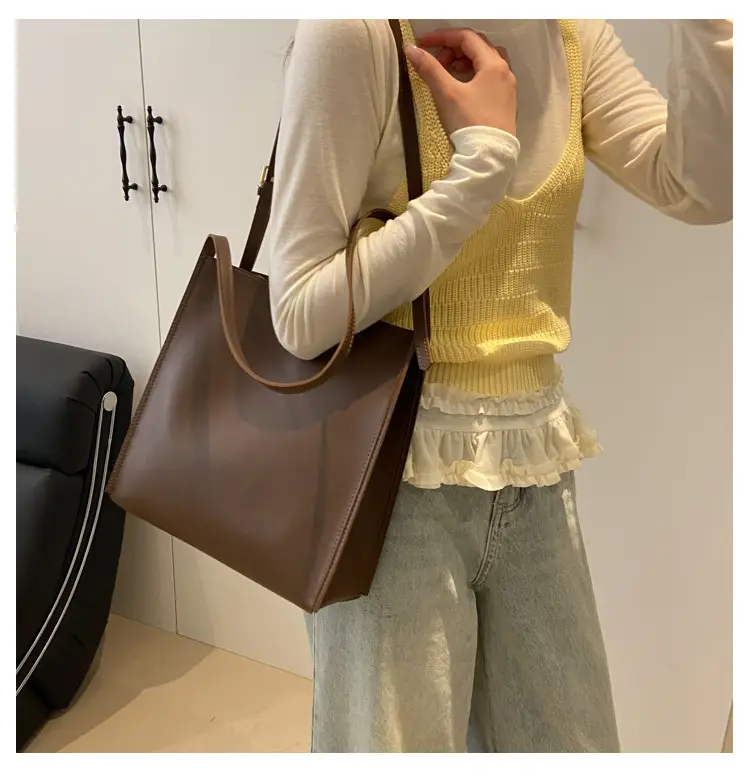 Women Large Brown Leather Shoulder Bag 2026 — feature 11