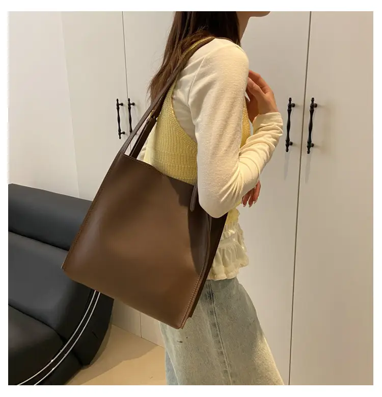 Women Large Brown Leather Shoulder Bag 2026 — feature 12