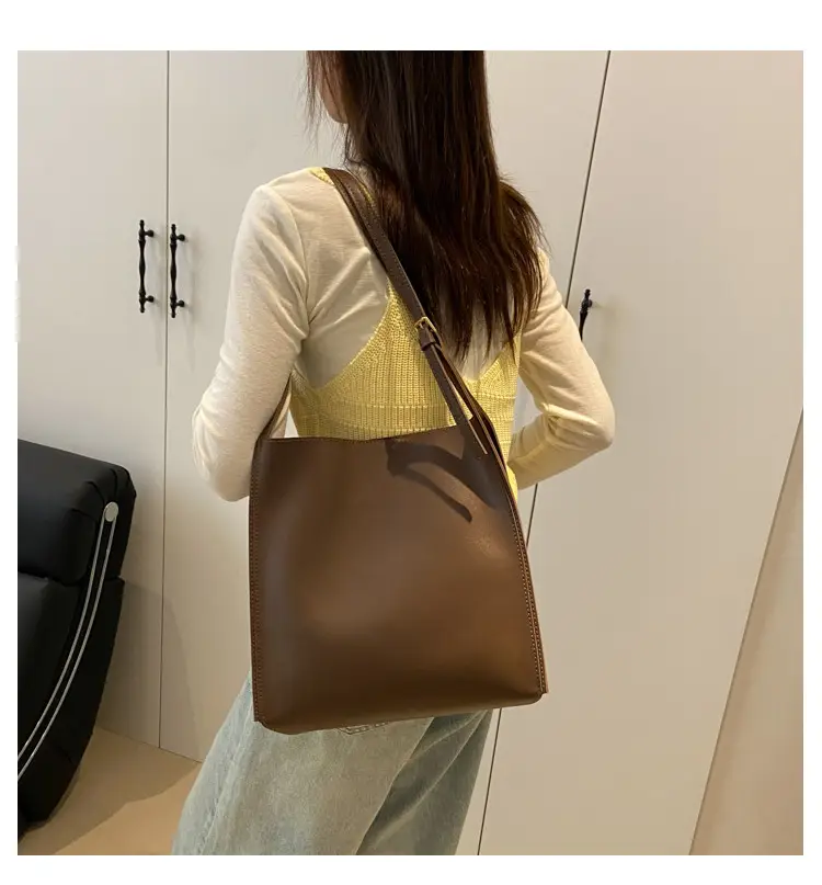 Women Large Brown Leather Shoulder Bag 2026 — feature 13