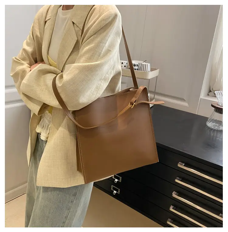 Women Large Brown Leather Shoulder Bag 2026 — feature 15