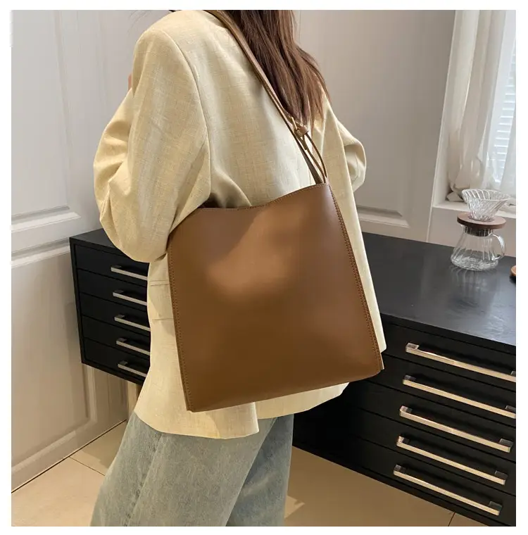Women Large Brown Leather Shoulder Bag 2026 — feature 16