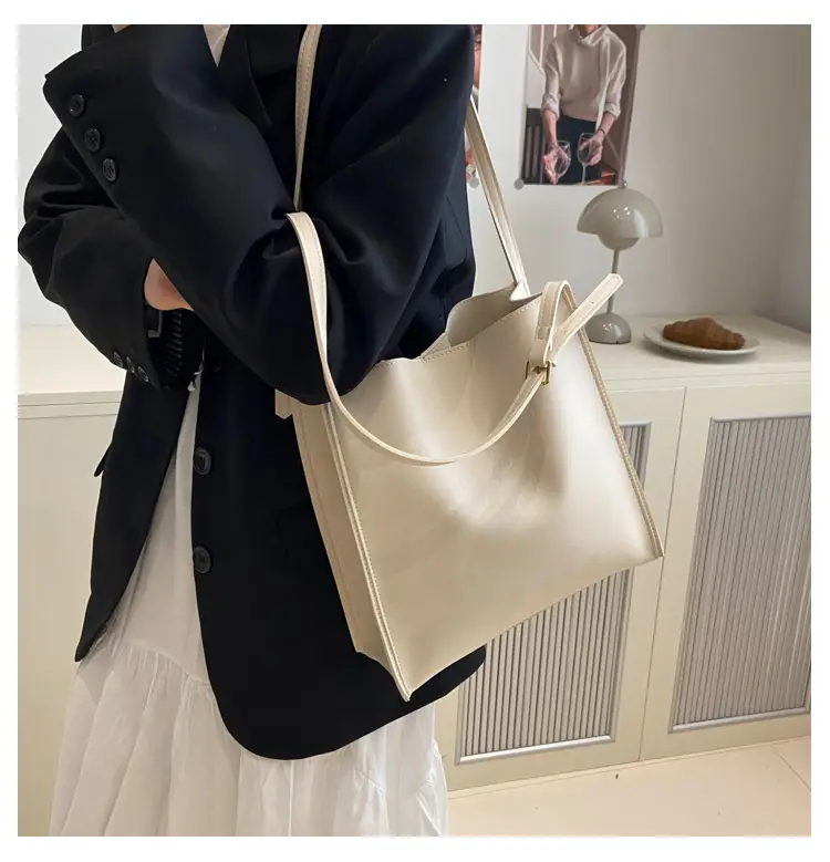 Women Large Brown Leather Shoulder Bag 2026 — feature 18
