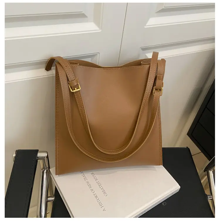 Women Large Brown Leather Shoulder Bag 2026 — feature 20