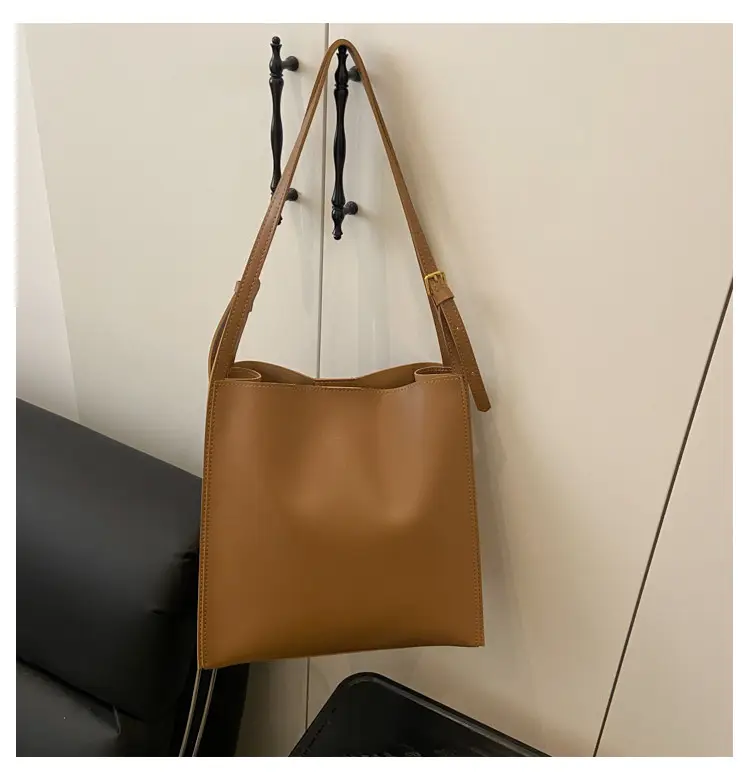 Women Large Brown Leather Shoulder Bag 2026 — feature 21