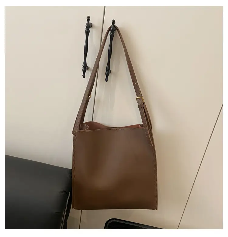 Women Large Brown Leather Shoulder Bag 2026 — feature 23