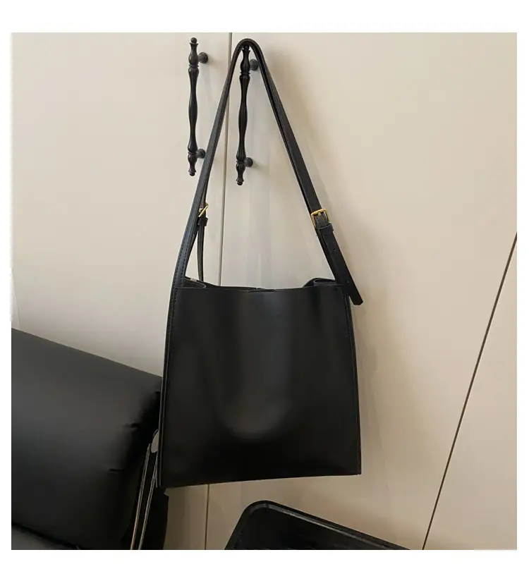 Women Large Brown Leather Shoulder Bag 2026 — feature 25