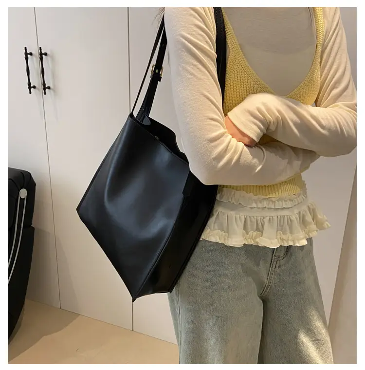 Women Large Brown Leather Shoulder Bag 2026 — feature 8