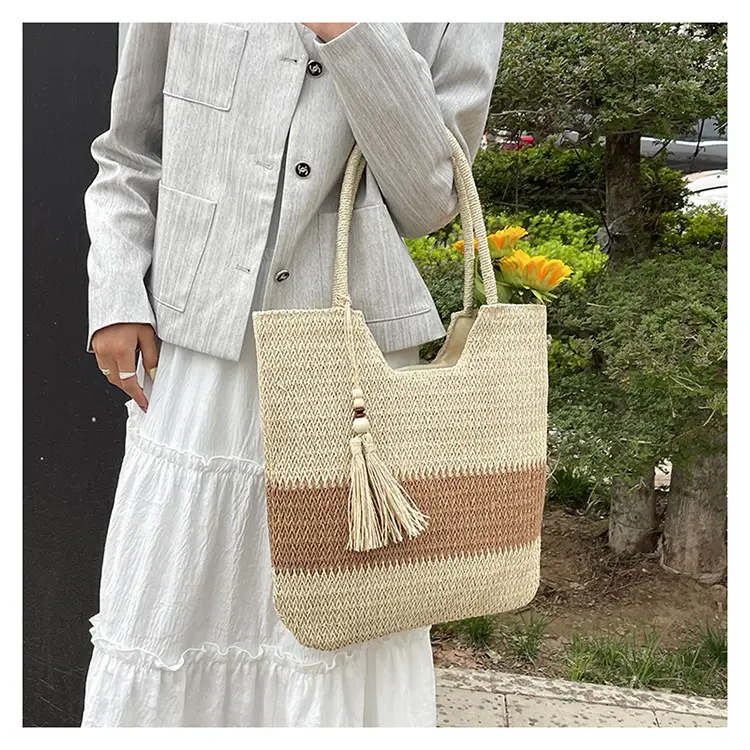 Summer Straw Woven Shoulder Bag with Tassel — feature 9