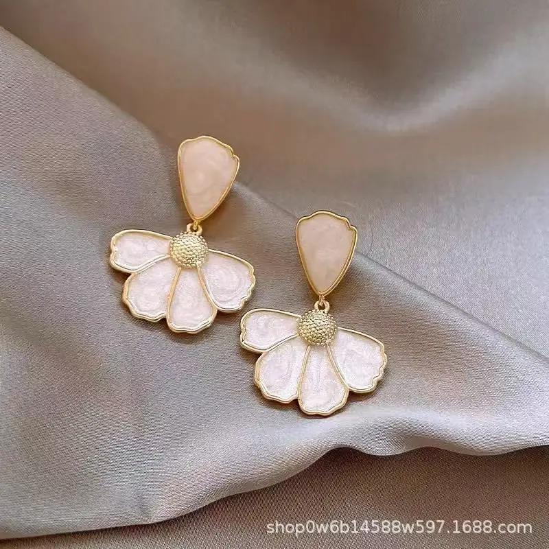Women's Floral Gold Earrings Spring Summer Elegant 2024 — feature 5