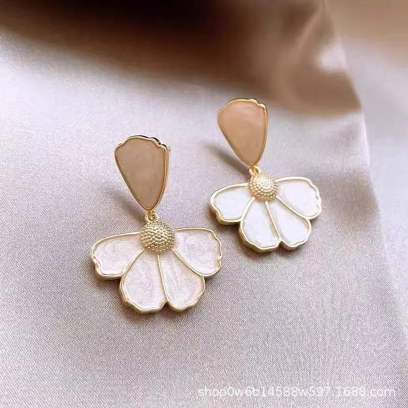 Women's Floral Gold Earrings Spring Summer Elegant 2024 — feature 7