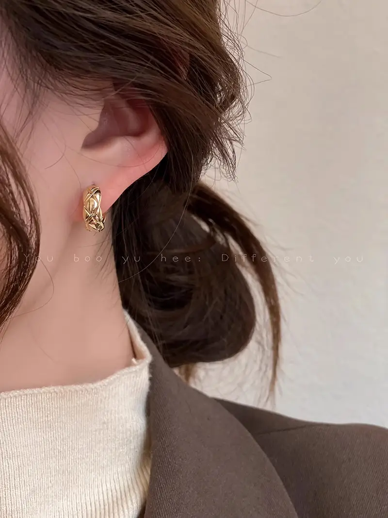 Golden Square Ear Buckle Women's Earrings 2025 — feature 2