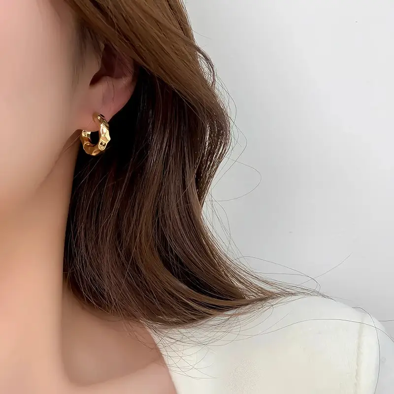 Golden Square Ear Buckle Women's Earrings 2025 — feature 4