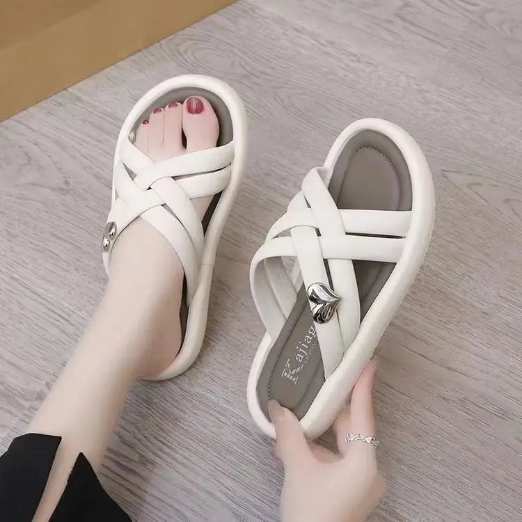 French high-end slippers for summer women's shoes for outdoor wear 2025 new flat soft bottom casual beach sandals for women