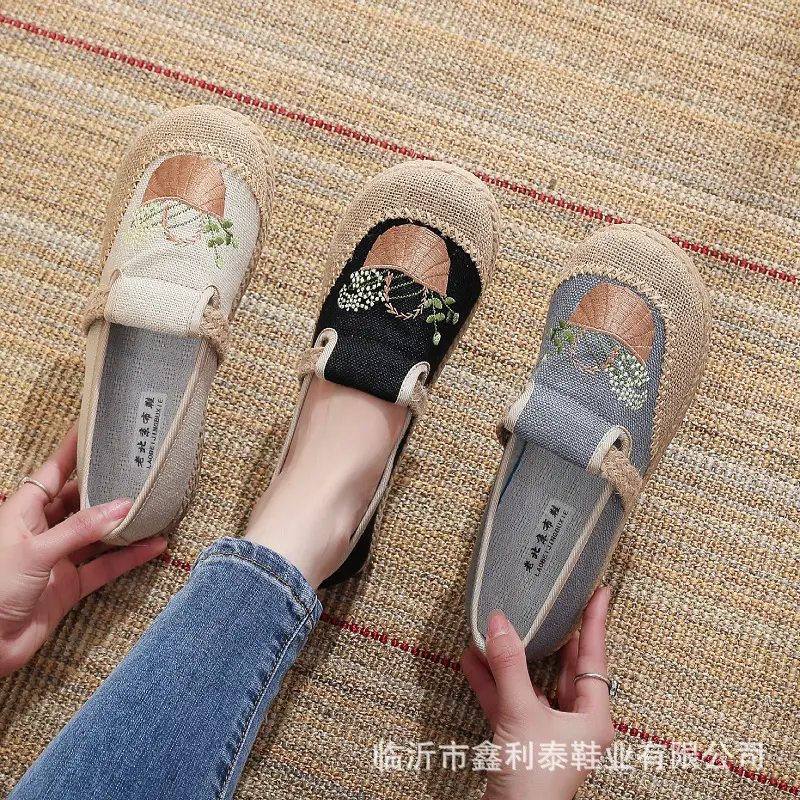 26 Spring/Summer New Embroidered Shoes for Middle-Aged and Elderly Women, Old Beijing Cloth Shoes, Women's Slip-On Non-Slip Lightweight Shoes — feature 1
