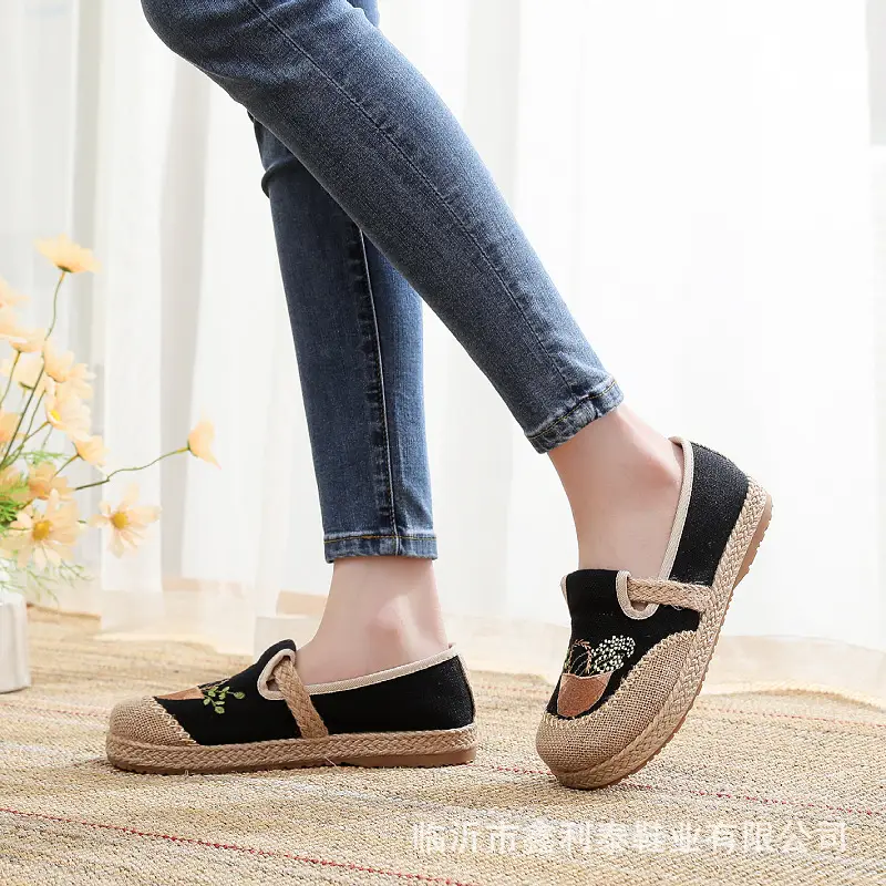 26 Spring/Summer New Embroidered Shoes for Middle-Aged and Elderly Women, Old Beijing Cloth Shoes, Women's Slip-On Non-Slip Lightweight Shoes — feature 10