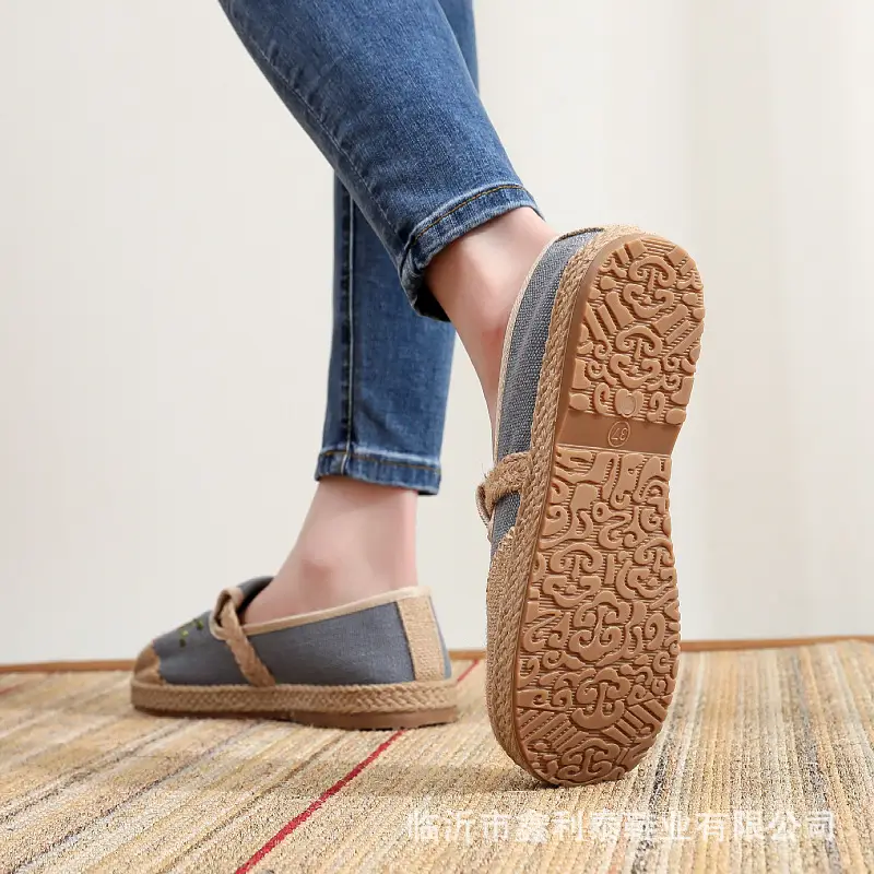 26 Spring/Summer New Embroidered Shoes for Middle-Aged and Elderly Women, Old Beijing Cloth Shoes, Women's Slip-On Non-Slip Lightweight Shoes — feature 12