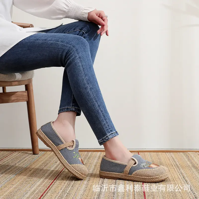 26 Spring/Summer New Embroidered Shoes for Middle-Aged and Elderly Women, Old Beijing Cloth Shoes, Women's Slip-On Non-Slip Lightweight Shoes — feature 13