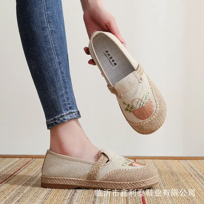 26 Spring/Summer New Embroidered Shoes for Middle-Aged and Elderly Women, Old Beijing Cloth Shoes, Women's Slip-On Non-Slip Lightweight Shoes — feature 14