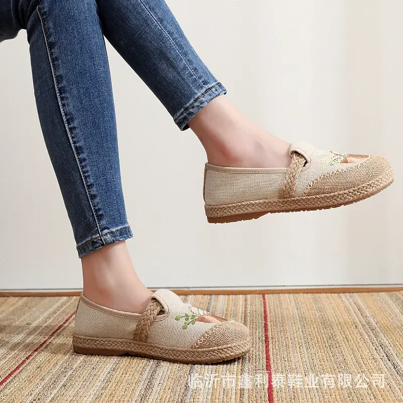 26 Spring/Summer New Embroidered Shoes for Middle-Aged and Elderly Women, Old Beijing Cloth Shoes, Women's Slip-On Non-Slip Lightweight Shoes — feature 15