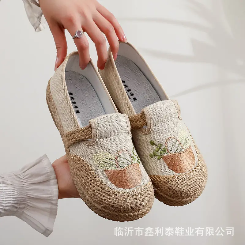 26 Spring/Summer New Embroidered Shoes for Middle-Aged and Elderly Women, Old Beijing Cloth Shoes, Women's Slip-On Non-Slip Lightweight Shoes — feature 17