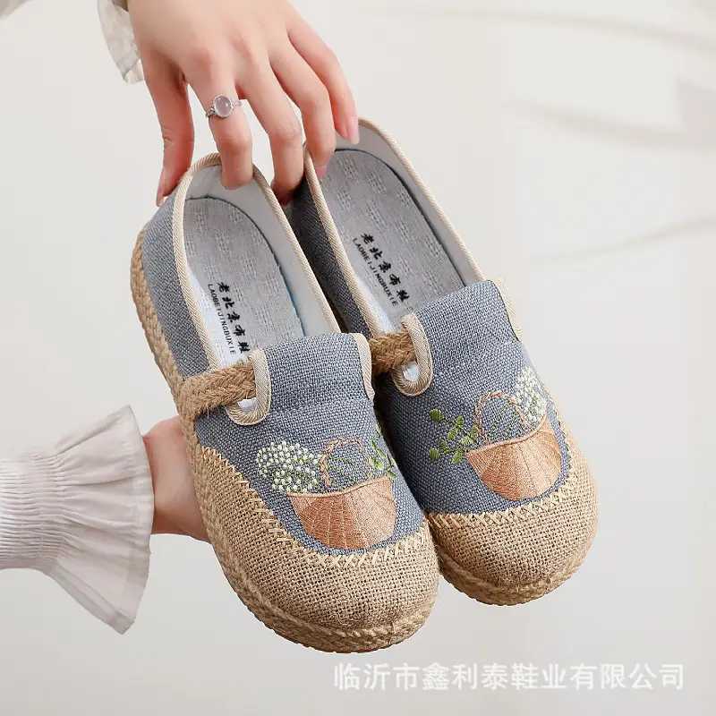 26 Spring/Summer New Embroidered Shoes for Middle-Aged and Elderly Women, Old Beijing Cloth Shoes, Women's Slip-On Non-Slip Lightweight Shoes — feature 18