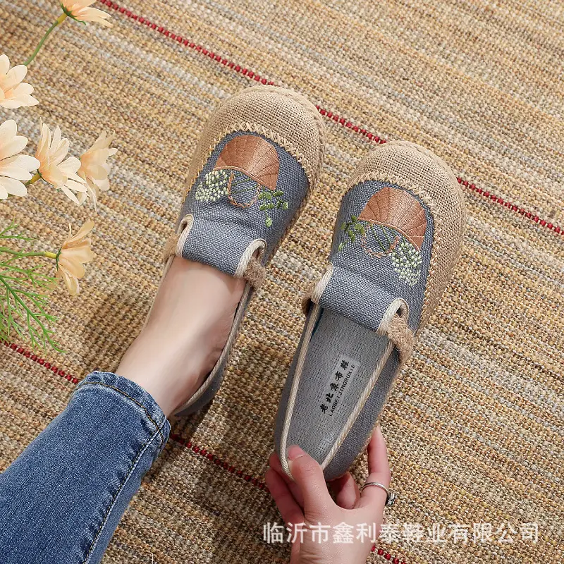 26 Spring/Summer New Embroidered Shoes for Middle-Aged and Elderly Women, Old Beijing Cloth Shoes, Women's Slip-On Non-Slip Lightweight Shoes — feature 2