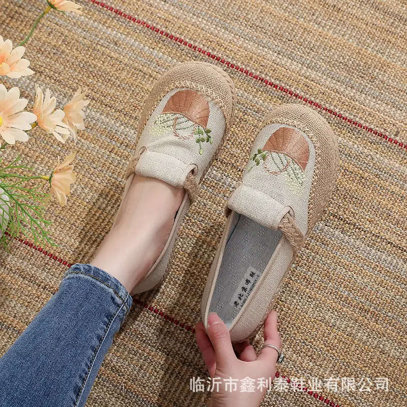 26 Spring/Summer New Embroidered Shoes for Middle-Aged and Elderly Women, Old Beijing Cloth Shoes, Women's Slip-On Non-Slip Lightweight Shoes — feature 3
