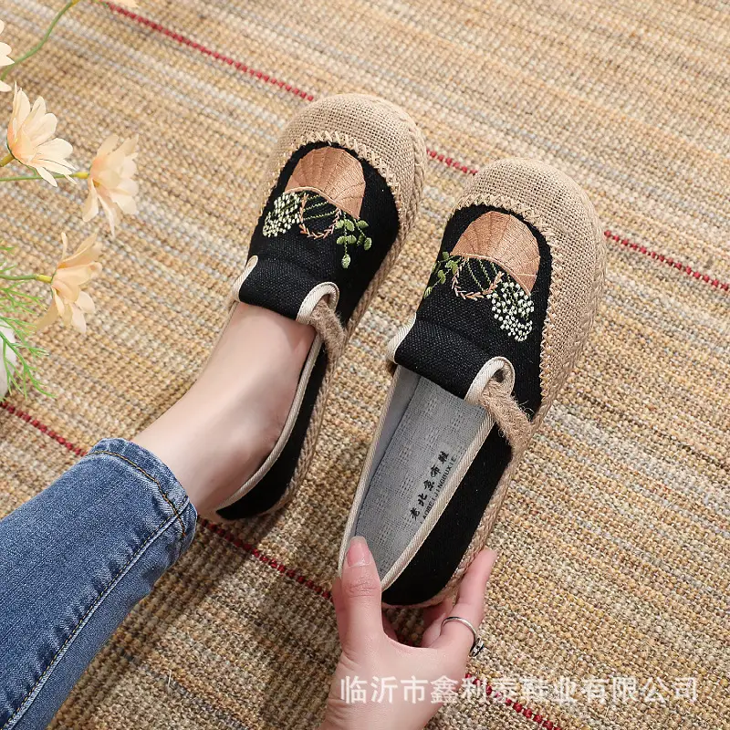 26 Spring/Summer New Embroidered Shoes for Middle-Aged and Elderly Women, Old Beijing Cloth Shoes, Women's Slip-On Non-Slip Lightweight Shoes — feature 4