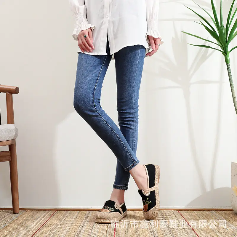 26 Spring/Summer New Embroidered Shoes for Middle-Aged and Elderly Women, Old Beijing Cloth Shoes, Women's Slip-On Non-Slip Lightweight Shoes — feature 8