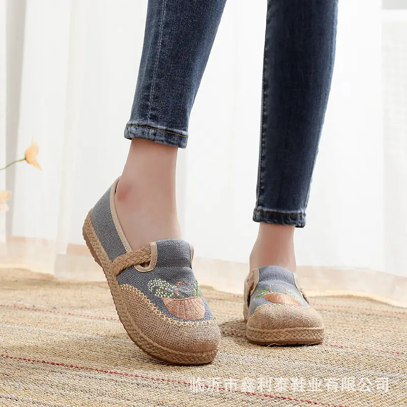 26 Spring/Summer New Embroidered Shoes for Middle-Aged and Elderly Women, Old Beijing Cloth Shoes, Women's Slip-On Non-Slip Lightweight Shoes - Image 2