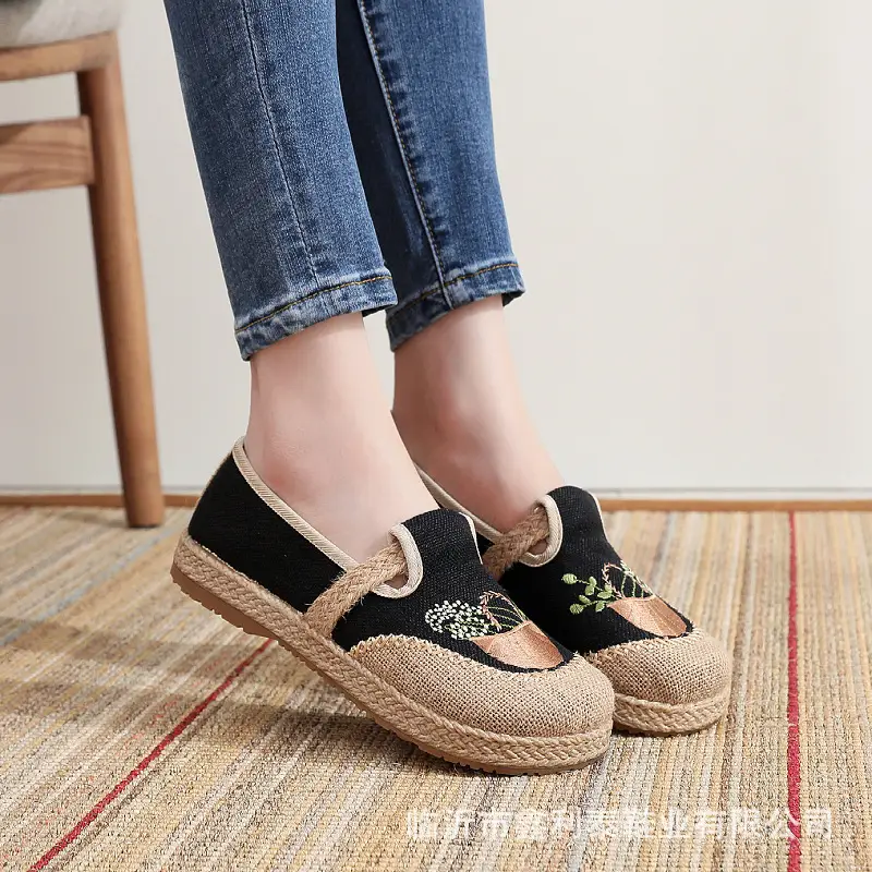 26 Spring/Summer New Embroidered Shoes for Middle-Aged and Elderly Women, Old Beijing Cloth Shoes, Women's Slip-On Non-Slip Lightweight Shoes - Image 3